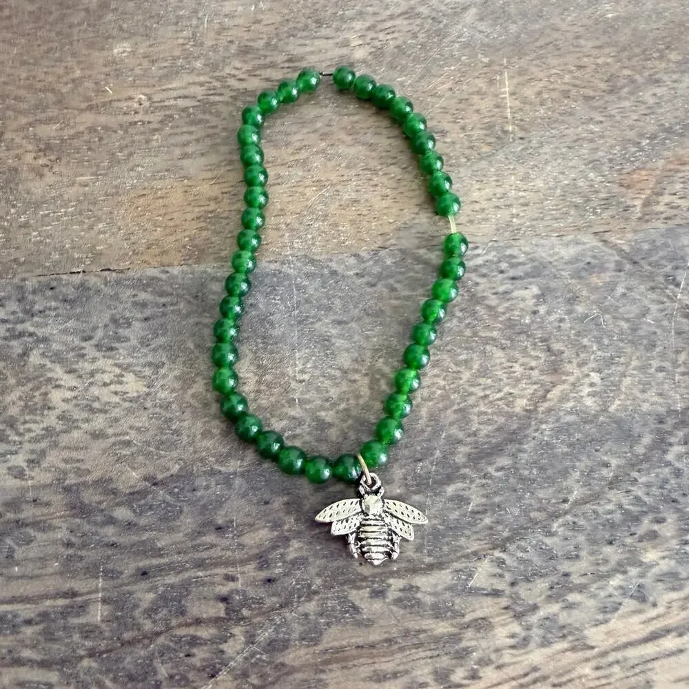 Green beaded bee charm stretch bracelet
